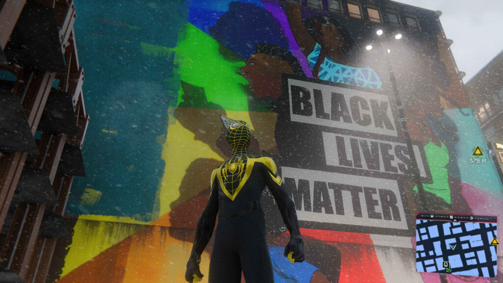 Marvels Spider Man - Miles Morales - Miles posiert vor einem "Black lives matter" Schriftzug